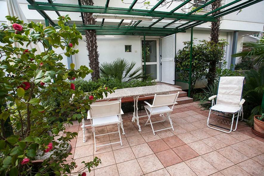 Sunny Garden Apartment