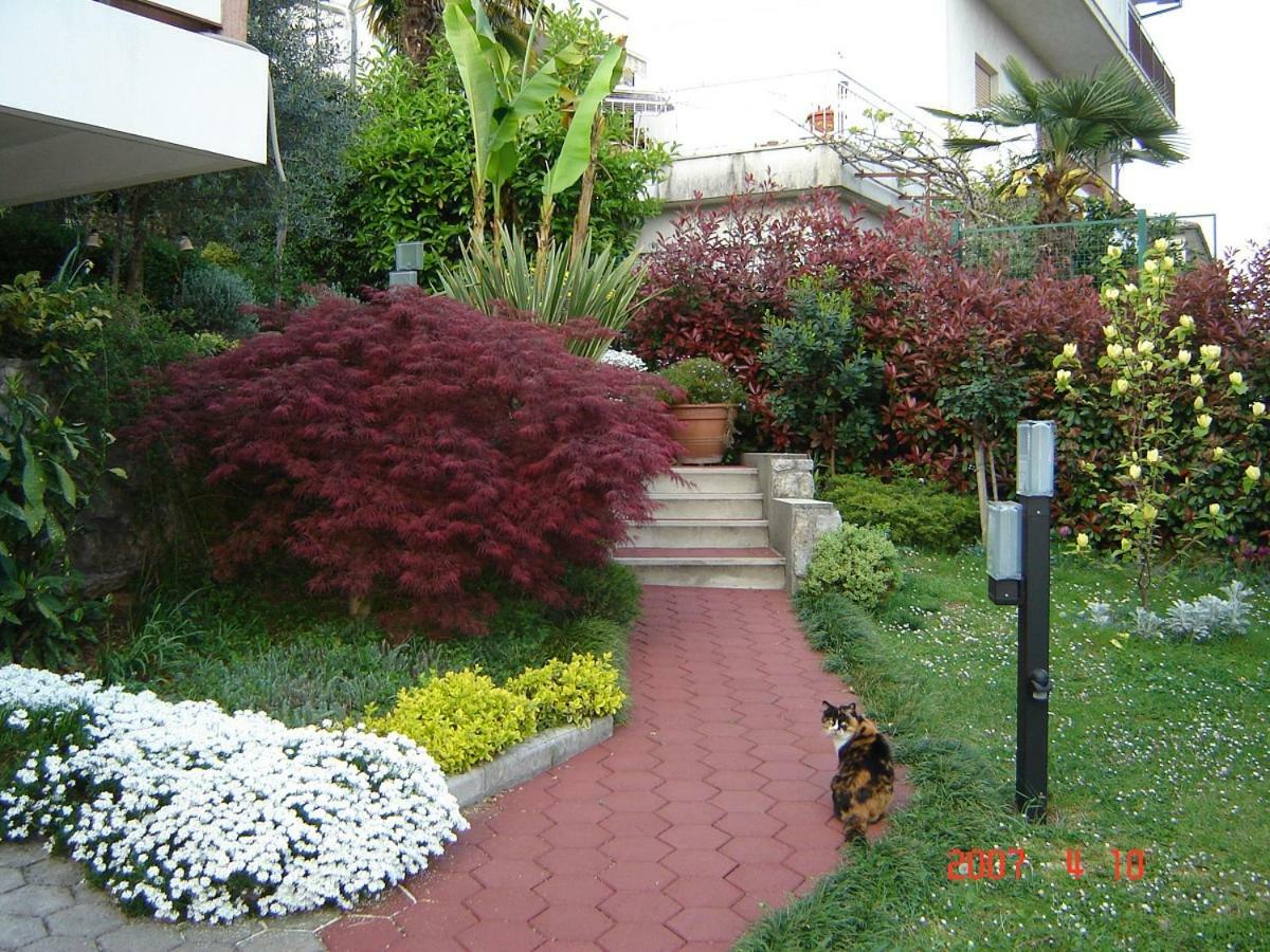 Sunny Garden Apartment *